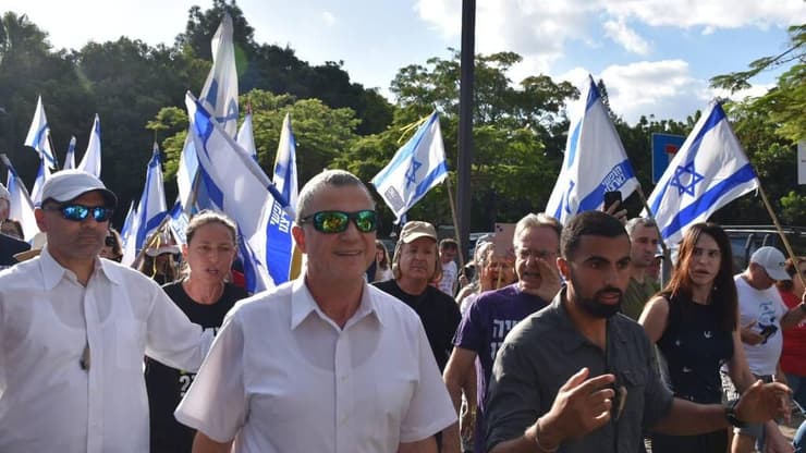 מחאה בסמוך לביתו של יולי אדלשטיין בהרצליה בקריאה לעסקה ושחרור החטופים