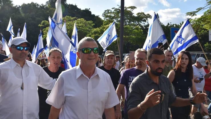 מחאה בסמוך לביתו של יולי אדלשטיין בהרצליה בקריאה לעסקה ושחרור החטופים