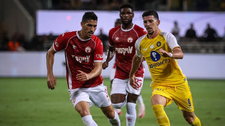 שחקן מכבי ת"א דור תורג'מן מול שחקן הפועל באר-שבע מתן בלטקסה