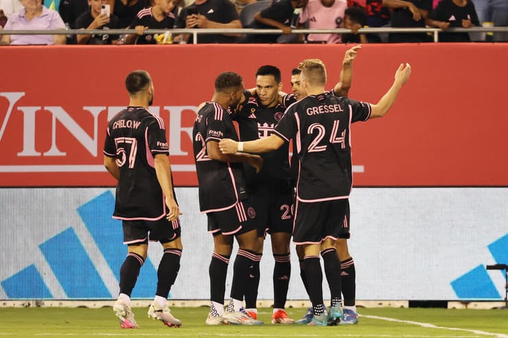 רצף של ארבעה ניצחונות. שחקני אינטר מיאמי חוגגים מול שיקגו (צילום: Mike Dinovo-USA TODAY Sports) שחקני אינטר מיאמי חוגגים מול שיקגו