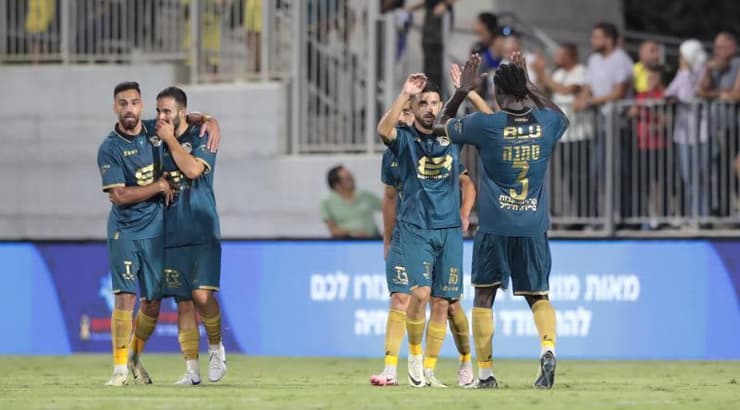 שחקני בני ריינה חוגגים