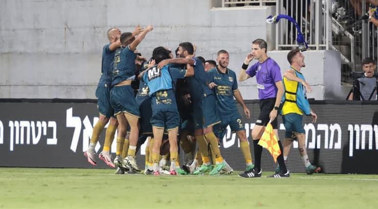 שחקני בני ריינה חוגגים