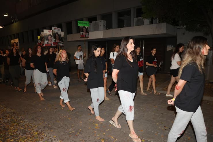 חברות של נעמה לוי בהפגנה למען החזרתה