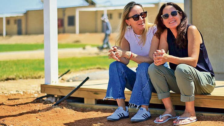 שרון שגב מבארי עם עידית אילת מחצרים (צילום: מאיר בן חיים) yk14077710