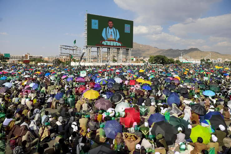 המוני תומכים של החות'ים מאזינים לנאום מוקלט של מנהיג המורדים, בעצרת היום בצנעא (צילום: רויטרס / REUTERS / Khaled Abdullah) עצרת של תומכי החות'ים חות'ים ב צנעא תימן לרגל יום השנה להולדתו של הנביא מוחמד