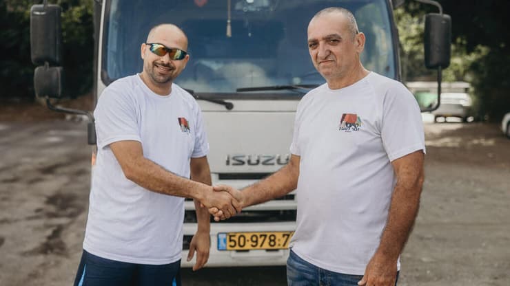 "אני נותן, ואלוהים מחזיר לי חזרה כפול". יאיר כראדי