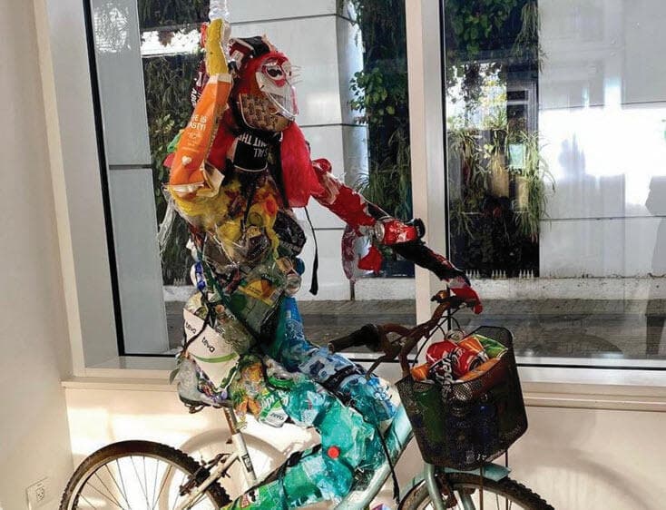 פסל סביבתי ״נודד״ של האומנית הדס דיאמנט, העשוי כולו מפסולת, באתרי טבע בישראל