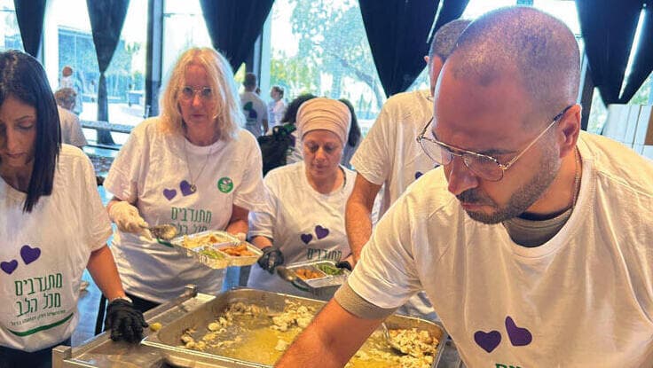 עובדי דיסקונט אורזים מזון לחיילים ולכוחות הביטחון