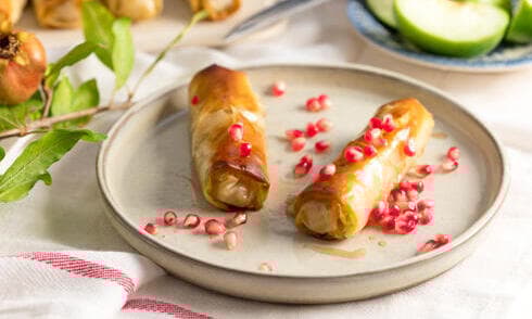 גלילי פילו במילוי תפוחים ברוטב דבש ורימונים