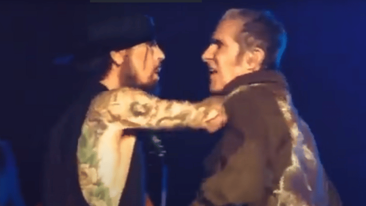 פרי פארל ודייב נבארו מתעמתים על הבמה (צילום מסך, אינסטגרם) פרי פארל ודייב נבארו מתעמתים על הבמה