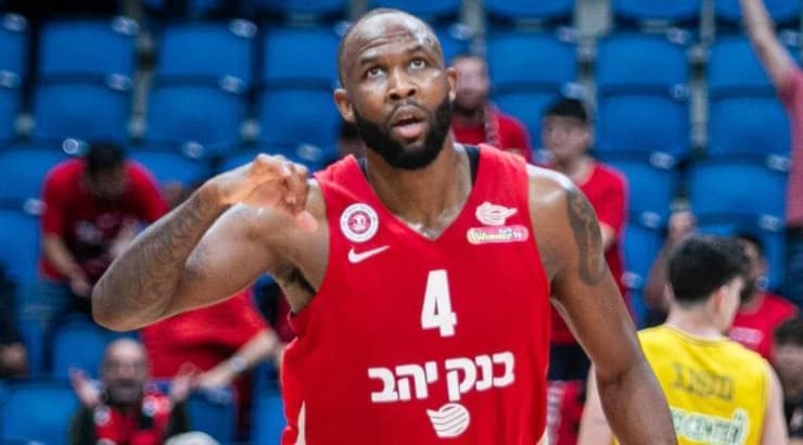 כריס ג'ונסון (אורן בן חקון) כריס ג'ונסון