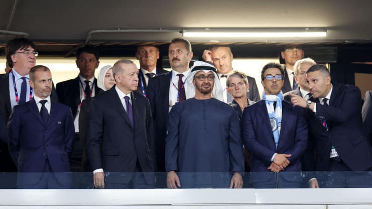 שייח' מנסור, מימין לנשיא טורקיה רג'פ טאיפ ארדואן בגמר ליגת האלופות של 2023 באיסטנבול (צילום: Catherine Ivill/Getty Images) שייח' מנסור, מימין לנשיא טורקיה רג'פ טאיפ ארדואן בגמר ליגת האלופות של 2023 באיסטנבול
