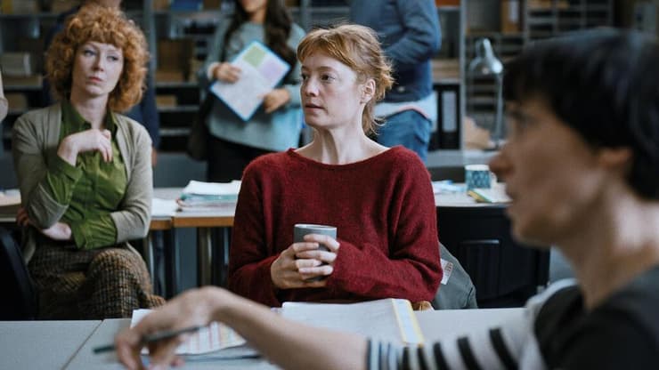 גדלה עם אחים, אז היא מבינה איך זה. מתוך "חדר המורים" (צילום: Judith Kaufman, Alamode Film) מתוך "חדר המורים"