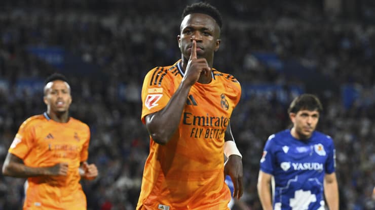 ויניסיוס "משתיק" את אוהדי סוסיאדד, אתמול (צילום: AP Photo/Miguel Oses) ויניסיוס