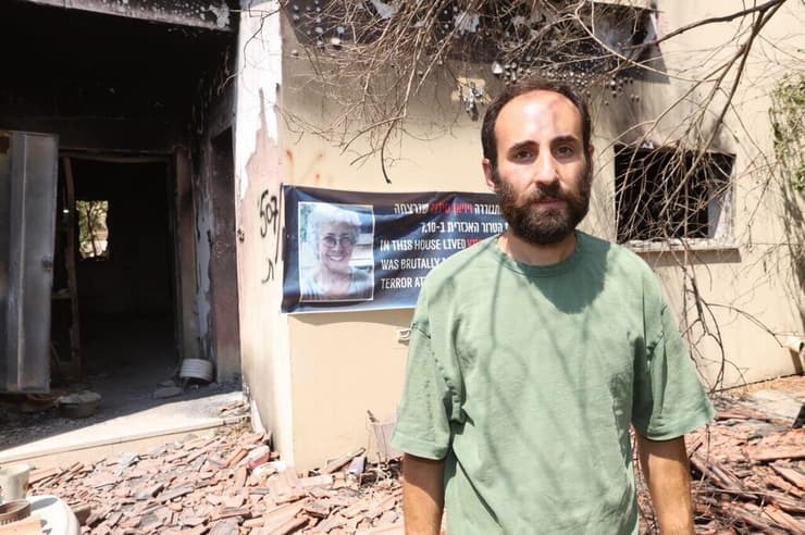 יונתן זייגן בשכונת הזיתים בקיבוץ בארי שנפגעה קשה בטבח ה-7.10