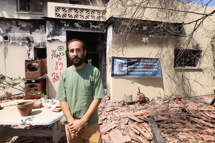 יונתן זייגן, בנה של סילבר ז"ל, ליד ביתה השרוף של אמו בבארי (צילום: גדי קבלו) יונתן זייגן בשכונת הזיתים בקיבוץ בארי שנפגעה קשה בטבח ה-7.10
