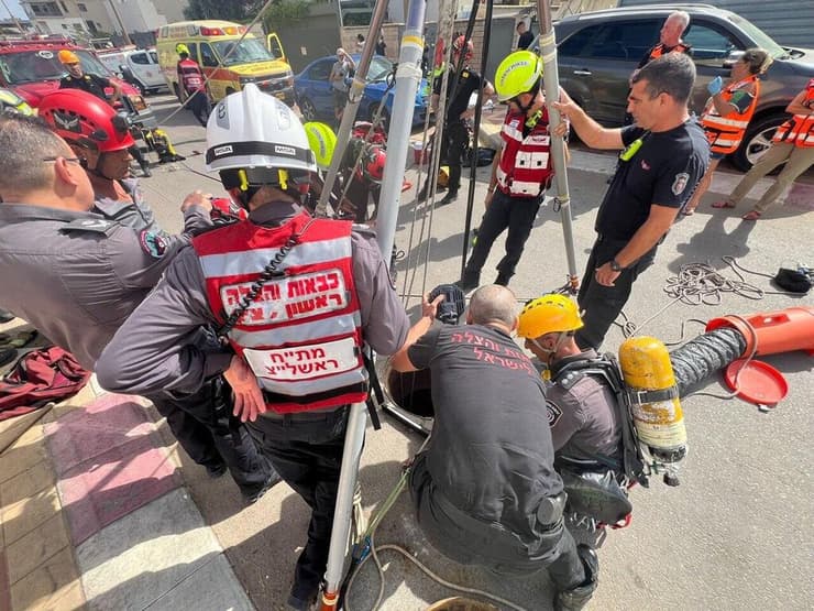חילוץ לכוד מבור שפכים במזכרת בתיה