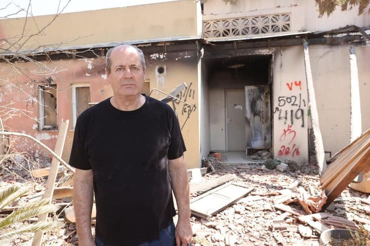 צחי גד בשכונת הזיתים בקיבוץ בארי שנפגעה קשה בטבח ה-7.10