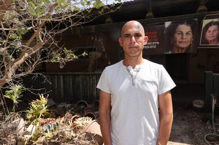 אלעד קידר בשכונת הזיתים בקיבוץ בארי שנפגעה קשה בטבח ה-7.10