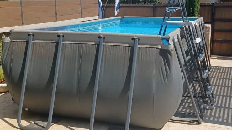 בריכת אינטקס שהותקנה בחצר (צילום: עו"ד נתן שמואל נחשון) בריכת אינטקס שהותקנה בחצר