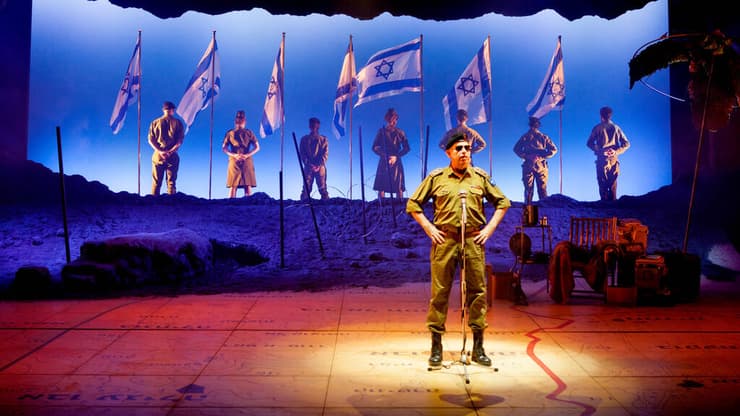 "יכול להיות שבעוד שנתיים לא יהיה בכלל מה לתקן". מתוך "גורודיש" (צילום: ז'ראר אלון, ארכיון התיאטרון הקאמרי) מתוך "גורודיש"
