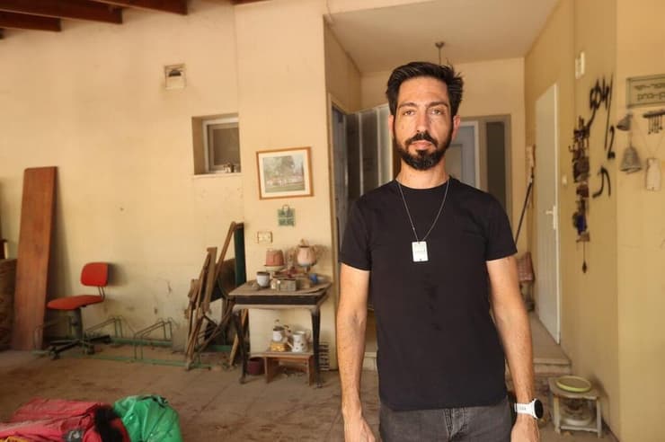 אורי חוטר ישי בשכונת הזיתים בקיבוץ בארי שנפגעה קשה בטבח ה-7.10