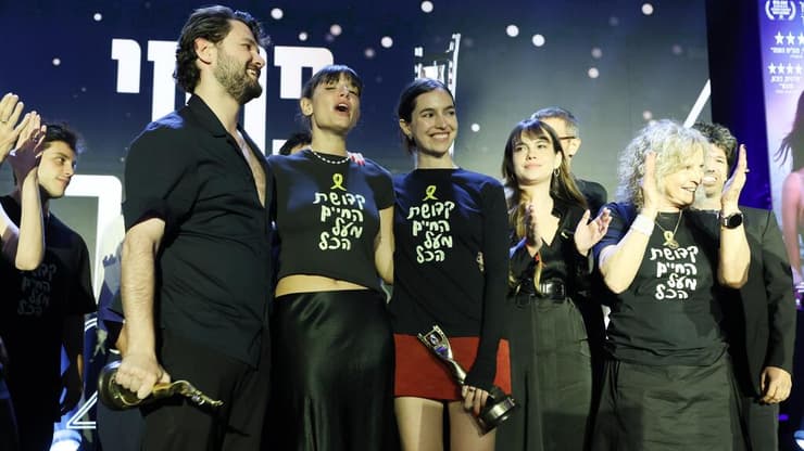 תום נשר (במרכז) וצוות "קרוב אליי" בטקס פרסי אופיר (צילום: דנה קופל) תום נשר בטקס פרסי אופיר