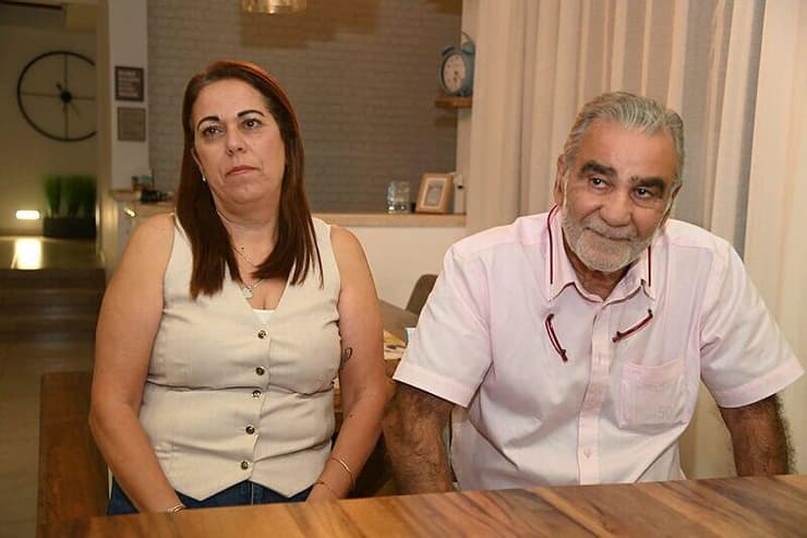יוני דניאלי אביו של טל ז"ל וגל עלוש אשתו של גדי ז"ל עובדי חברת החשמל שנהרגו מאש כוחותינו ב 8.10