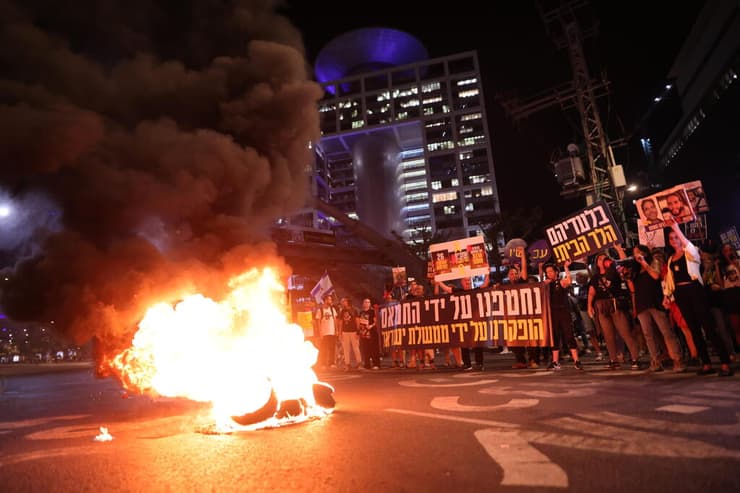 הפגנה לשחרור החטופים בתל אביב, ארכיון. התלקחות בצפון תדחוף את סינוואר להשתמש ב"נכסים" שלו? (צילום: טל שחר ) מחאה בשער בגין בתל אביב בקריאה לעסקה לשחרור החטופים