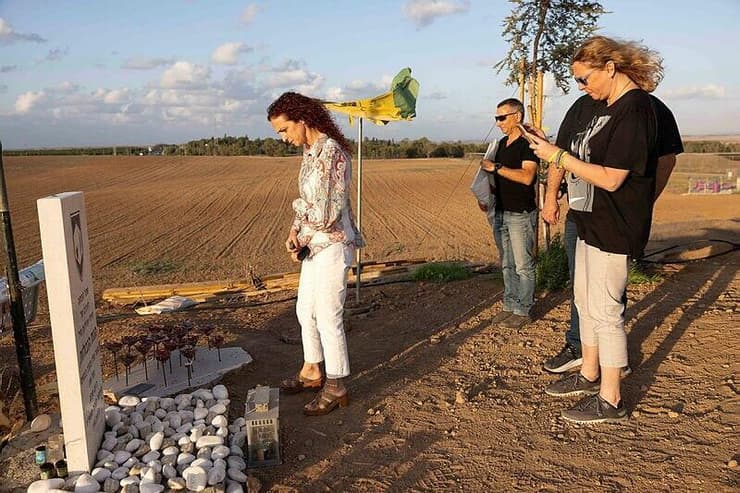 שנה אחרי טבח השבעה באוקטובר משפחות התצפיתניות שנרצחו בנחל עוז חוזרות לבסיס - שנה למלחמה