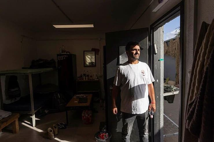 "הן עוד היו אופטימיות". יגאל כהן, אביה של הדר מרים ז"ל, במגורי התצפיתניות (צילום: טל שחר ) שנה אחרי טבח השבעה באוקטובר משפחות התצפיתניות שנרצחו בנחל עוז חוזרות לבסיס - שנה למלחמה