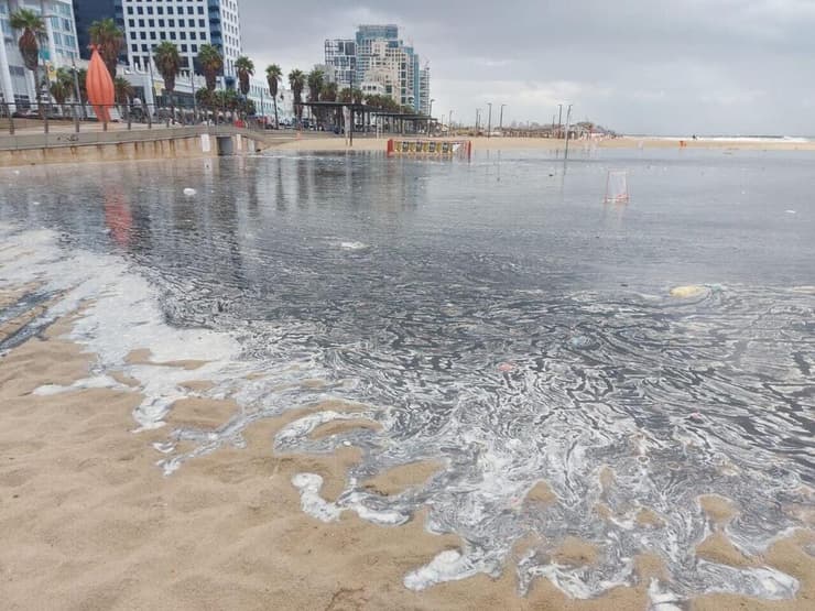 משרד הפנים אסר להיכנס לים בגלל הזיהום