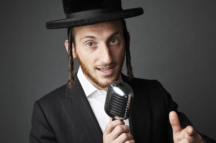 "אם בשיר אין משהו בעייתי או לא צנוע – אני יכול לשיר אותו" (צילום: Marko Dashevsky) שלום למר