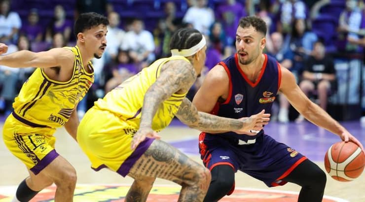 רז אדם מול שחקני הפועל חולון