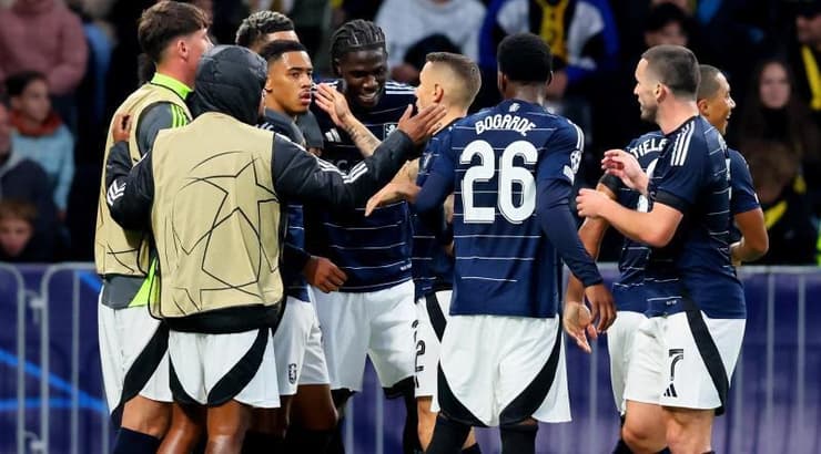 שחקני אסטון וילה חוגגים