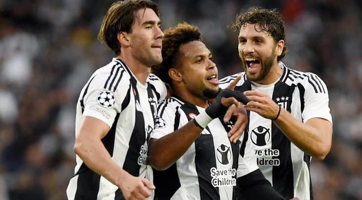 מנואל לוקאטלי ודושאן ולאחוביץ' חוגגים עם ווסטון מקיני