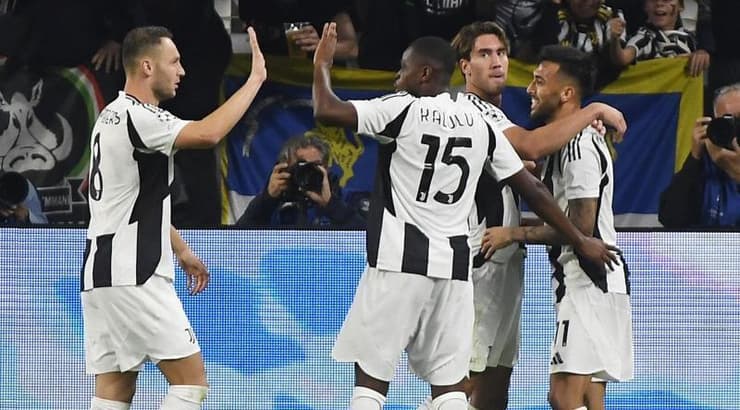 שחקני יובנטוס חוגגים עם ניקו גונזאלס