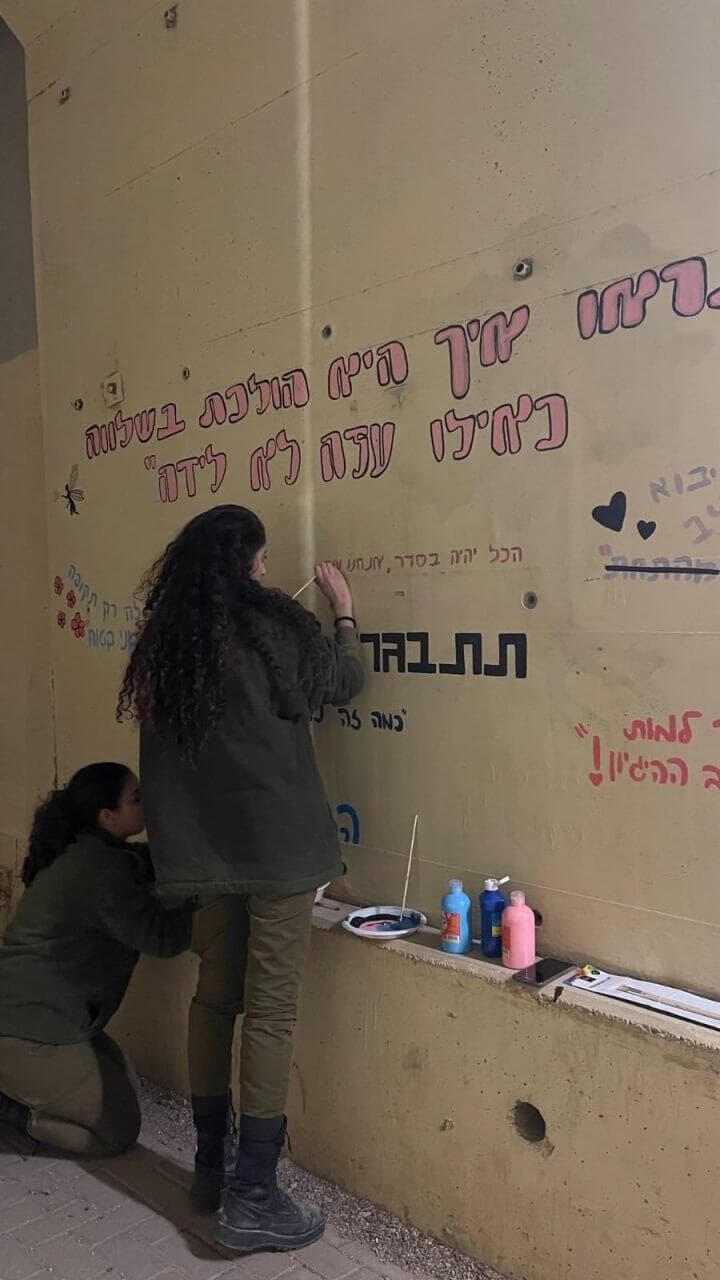""אצל נועה היו הרבה שעות של תסכול. אבל גם בתקופה ההיא הדבר הראשון שהיא סיפרה עליו היה ה'טי טיים'". נועה פרייס ושחף ניסני ז"ל במוצב נחל עוז (באדיבות המשפחות) נועה פרייס שחף ניסני ז"ל מוצב נחל עוז