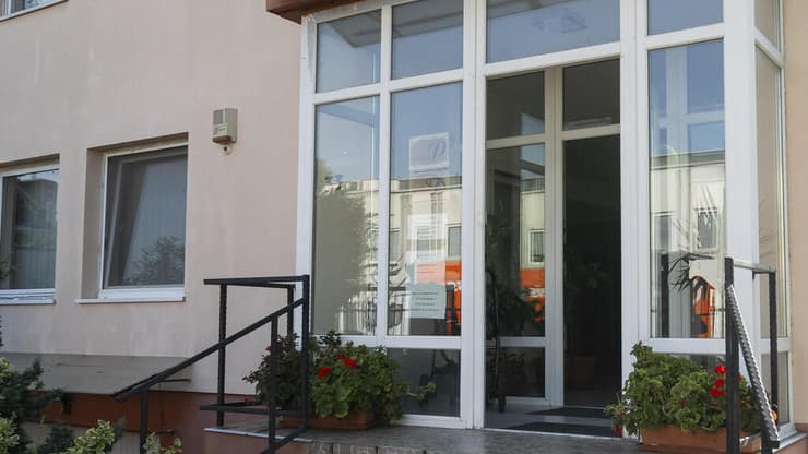 דף פשוט בכניסה מציג את רשימת החברות במבנה (צילום: AP Photo/Denes Erdos) המבנה שממנו פועלת חברת BAC בבודפשט