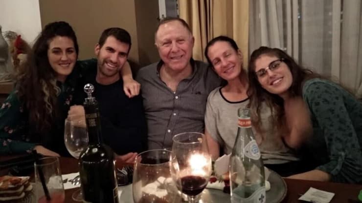 משפחת גניס בשלמותה, מימין לשמאל: הדס, איריס, בני, ספי ונטלי (צילום: מתוך האלבום המשפחתי) משפחת גניס בשלמותה