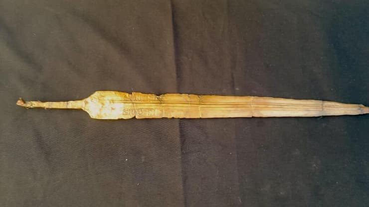 חרב הברונזה עם כיתוב הירוגליפי המזכיר את רעמסס השני