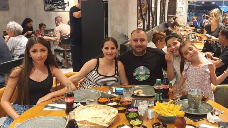 עדי מלכה ומשפחתה
