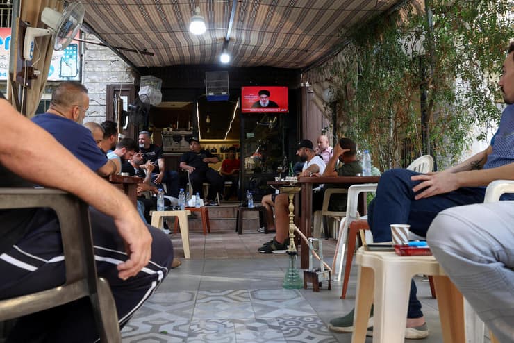 צופים בנאום נסראללה ב ביירות לבנון