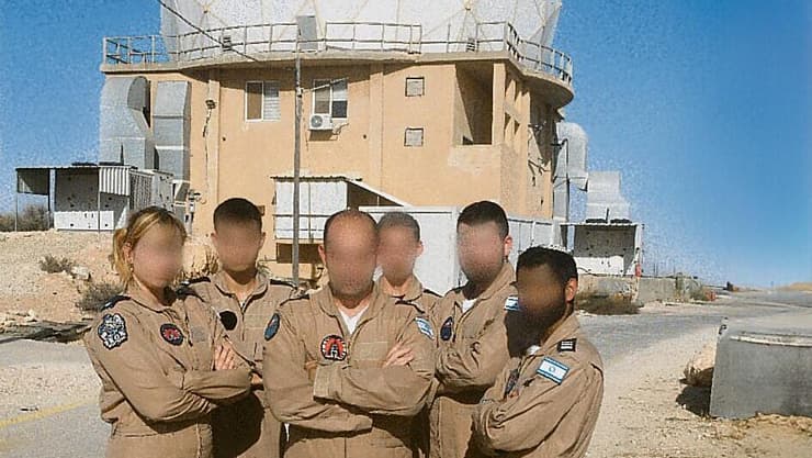 סרן א' (במרכז) עם חבריו הבקרים