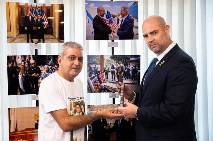 אמיר אוחנה עם אבי חסידים, אביו של נאור ז"ל, לפני צאתם לדרום אמריקה (צילום: אלכס קולומויסקי) אמיר אוחנה עם אבי חסידים, אביו של נאור חסידים ז"ל לפני צאתם לדרום אמריקה