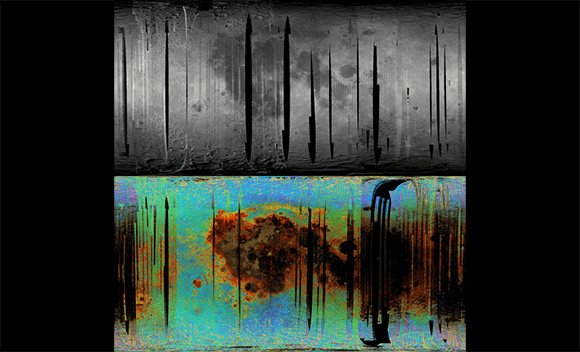 צילום של פני הירח מהלוויין צ'נדיריאן 1 (למעלה) ומפה מינרלוגית של אותו אזור, לפי המדידות הספקטרליות שלו. האזורים הכחולים הם העשירים יותר במים