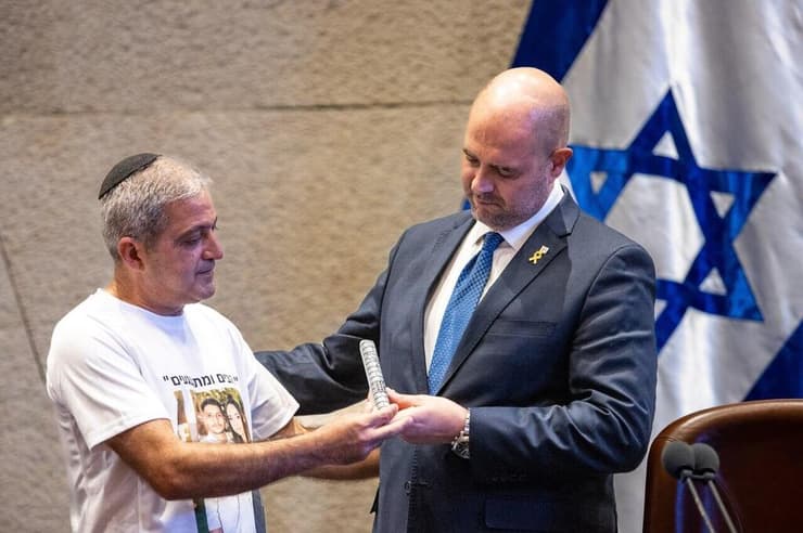 אמיר אוחנה עם אבי חסידים, אביו של נאור חסידים ז"ל, בכנסת (צילום: אלכס קולומויסקי) אמיר אוחנה עם אבי חסידים, אביו של נאור חסידים ז"ל בכנסת