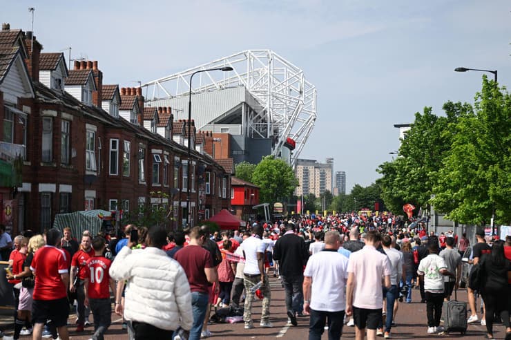 אוהדים בדרך לאולד טראפורד