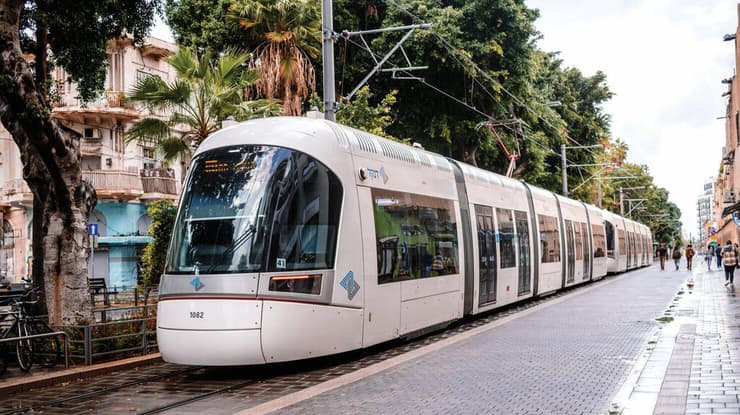 קרבה לתחנות הרכבת הקלה הפכה אף היא לשיקול למשקיע