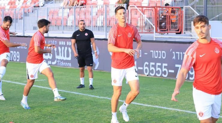 שחקני הפועל תל אביב בחימום